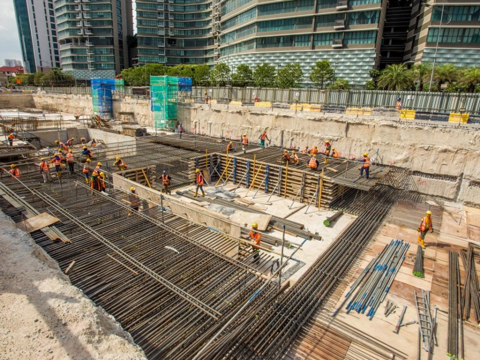 Kerja-kerja pembinaan papak bumbung sedang dijalankan di tapak Stesen MRT Kampung Baru Utara.