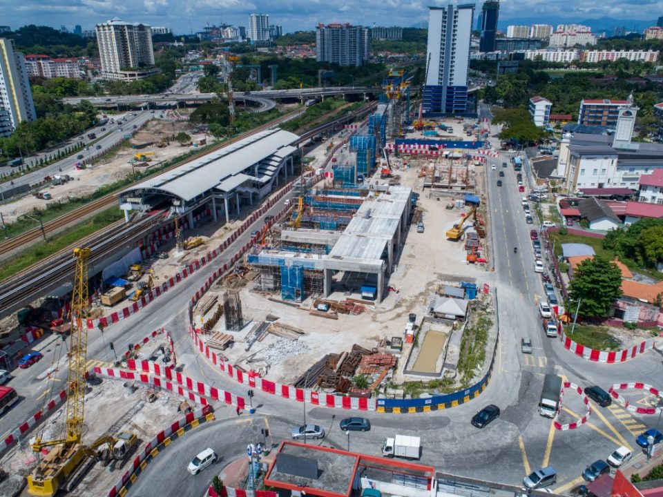 Pandangan udara kerja-kerja sedang berjalan untuk tukup cerucuk, tiang, kepala tiang, cerucuk gerek serta pelancaran galang kekotak bersegmen dan rasuk berbentuk T di tapak Stesen MRT Sungai Besi.