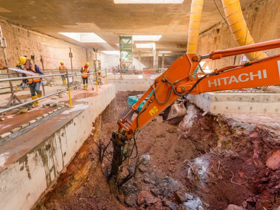 Kerja-kerja penggalian bawah tanah sedang dijalankan di tapak Stesen MRT Ampang Park.
