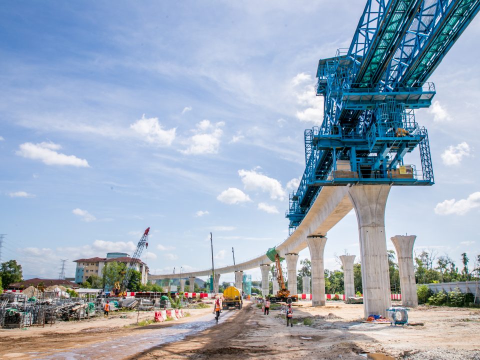 Pelancaran galang kekotak bersegmen sedang berjalan di tapak Stesen MRT UPM.