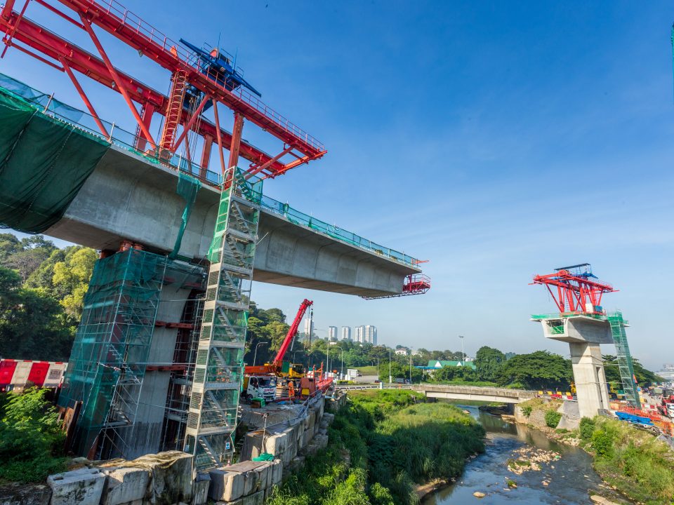 Pembinaan galang kekotak bersegmen sedang dijalankan bagi lintasan rentang panjang no. 1 di Sungai Gasi berhampiran Plaza Tol Sungai Buloh.