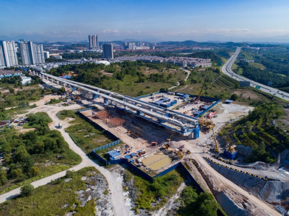 Pandangan atas kerja-kerja struktur yang sedang berjalan bagi platform aras ruang legar Stesen MRT 16 Sierra.