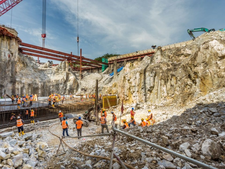 Aktiviti-aktiviti mengikat tetulang besi sedang dijalankan di tapak Stesen MRT Bandar Malaysia Utara.