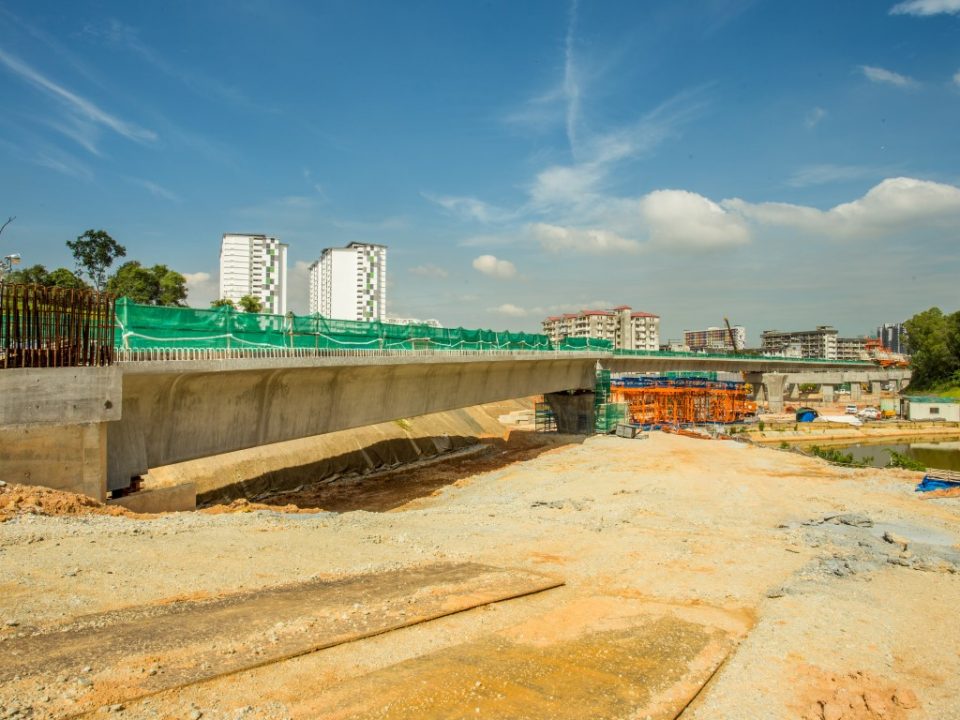 Persiapan sistem tresel untuk pelancaran galang kekotak bersegmen sedang dijalankan di tapak Stesen MRT Taman Naga Emas.