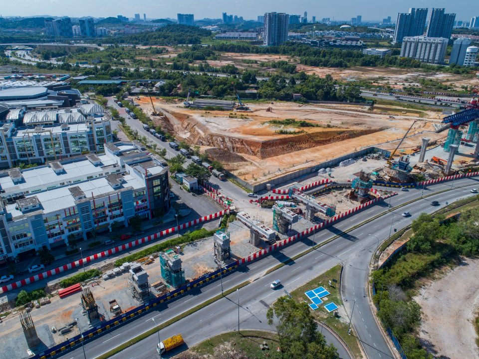 Kerja-kerja pembinaan tiang dan pelancaran pratuang berbentuk T sedang berjalan di tapak Stesen MRT Taman Putra Permai.