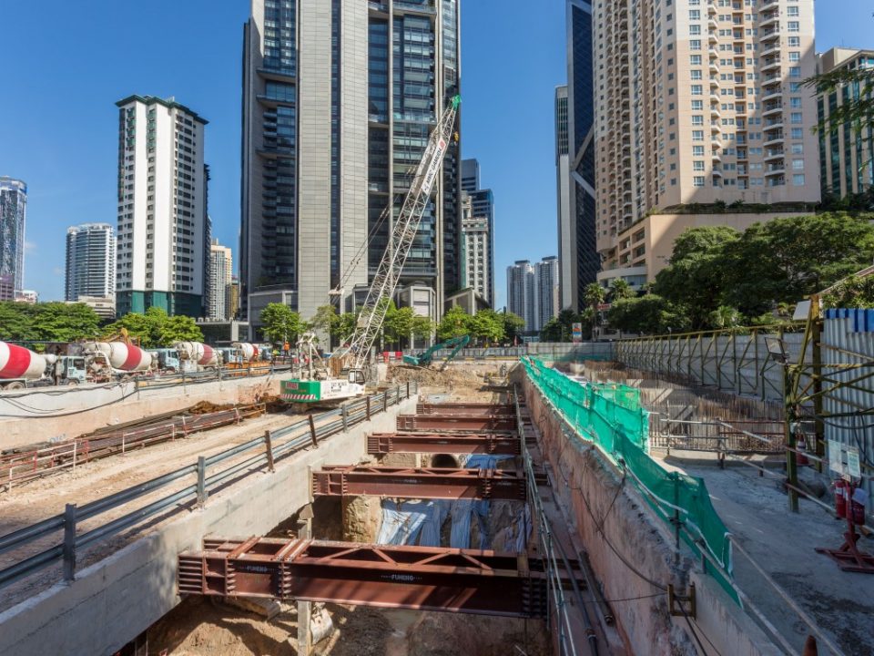 Pandangan kerja-kerja penggalian bilik loji di tapak Stesen MRT KLCC Timur.