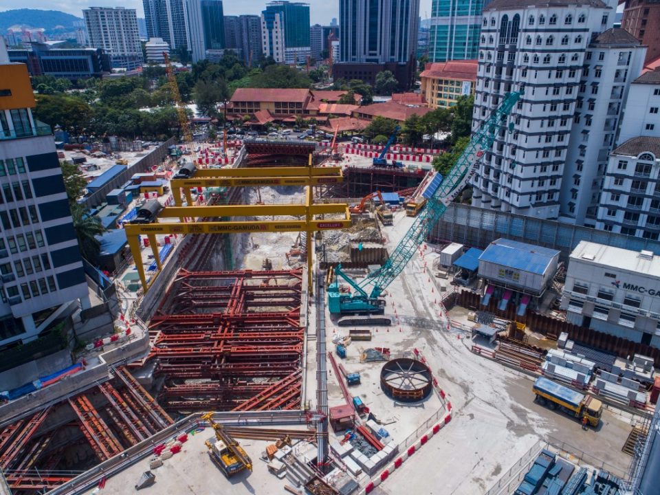 Kerja-kerja pengukuhan cerun batu utama boleh dilihat di tapak Stesen MRT Conlay