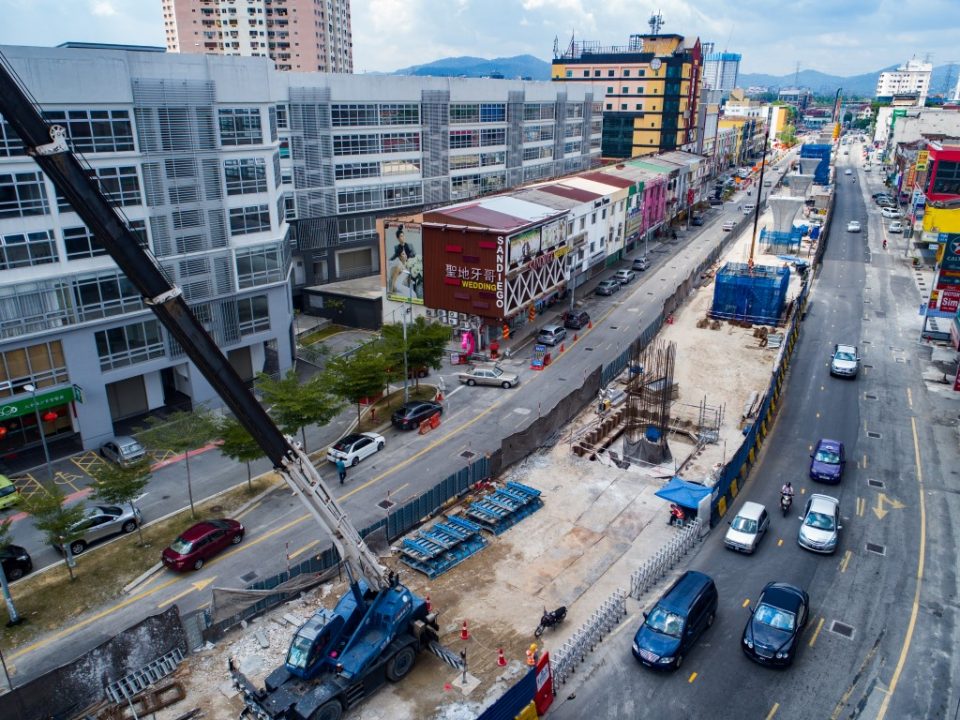 Pandangan pemasangan rebar untuk tiang di tapak Stesen MRT Kentomen.