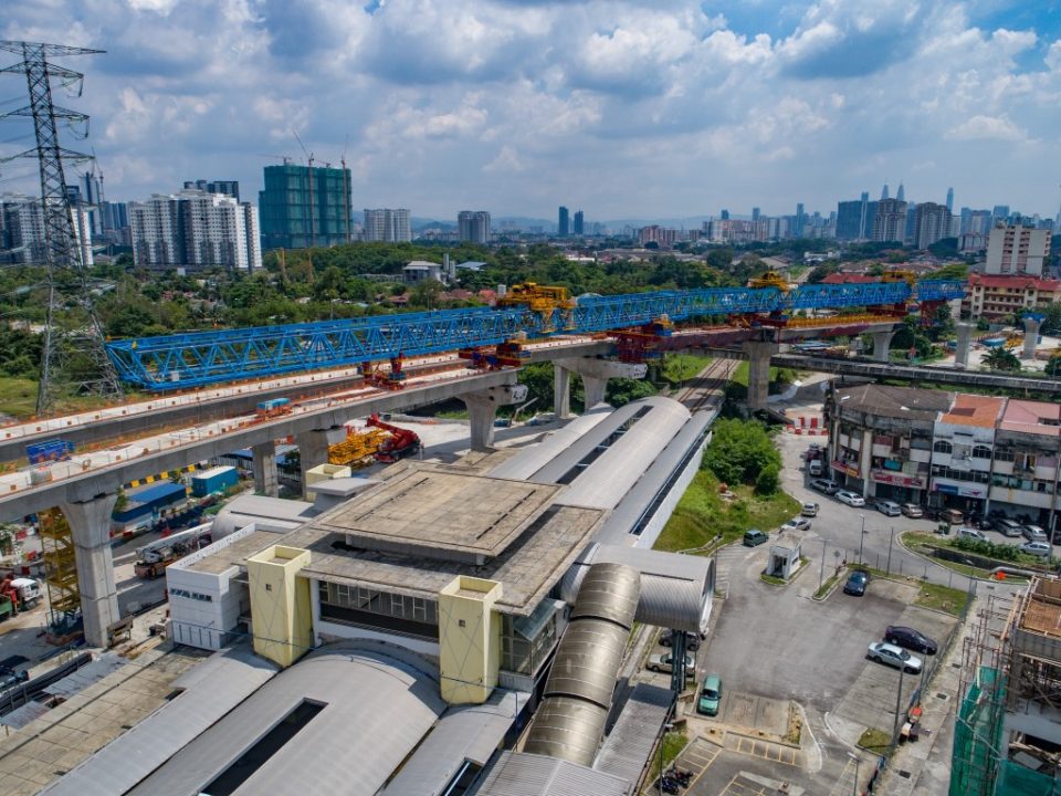 Pembinaan aras ruang legar sedang dijalankan di tapak Stesen MRT Kampung Batu.