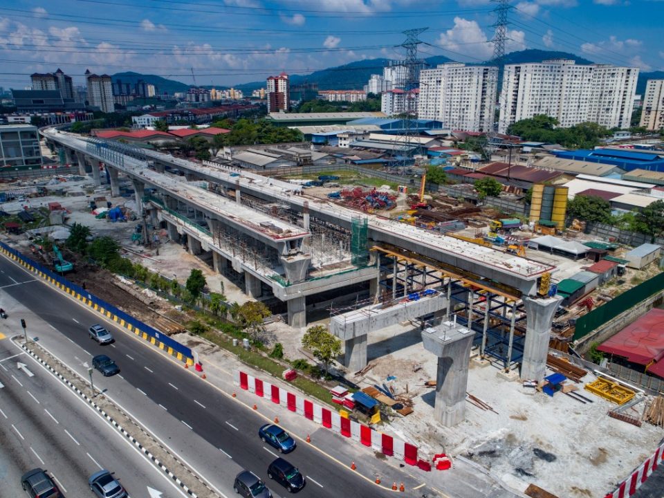 Pandangan pembinaan pelancar galang kekotak bersegmen menggunakan kaedah trestle yang telah siap di tapak Stesen MRT Jinjang.