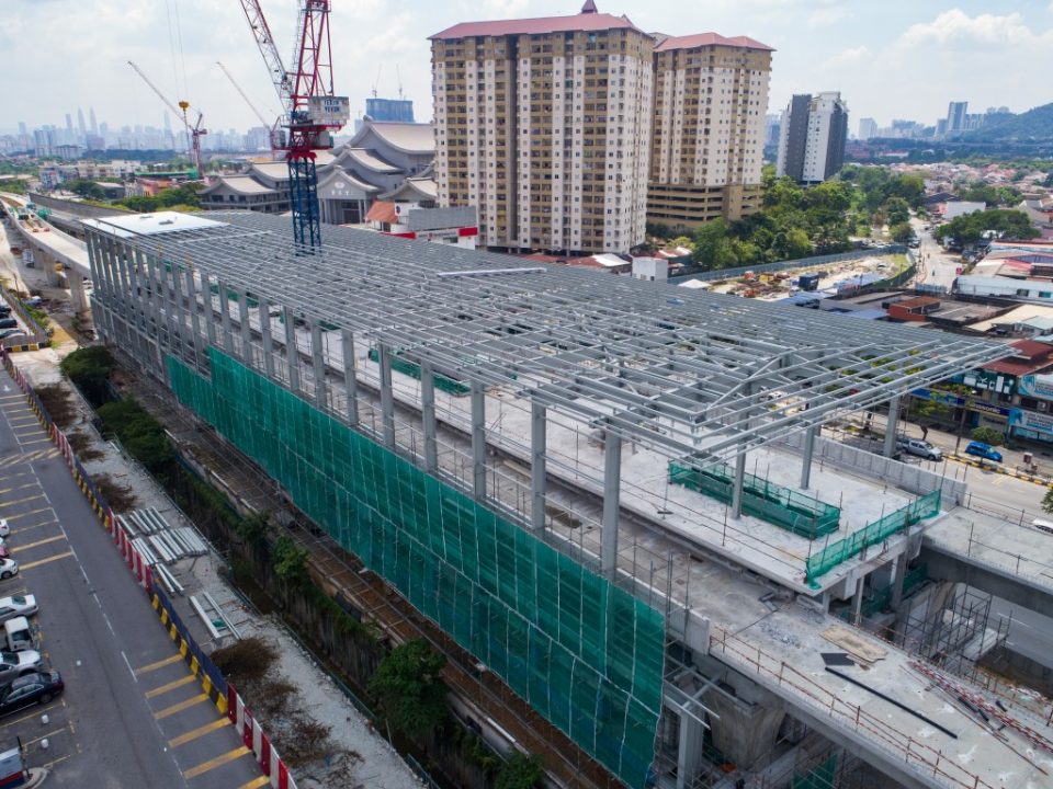 Kerja-kerja pemasangan lapik bumbung di tapak Stesen MRT Kepong Baru.