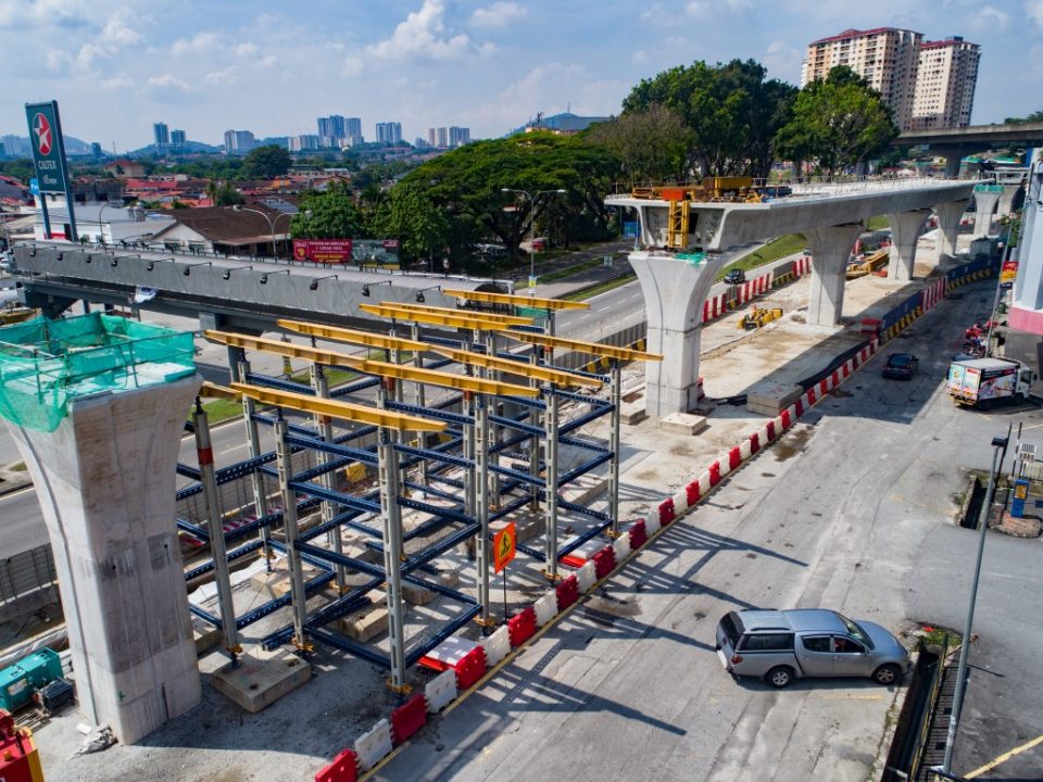 Pemasangan menara trestle sedang berjalan untuk pembinaan galang kekotak bersegmen di jajaran berhampiran MRR2.