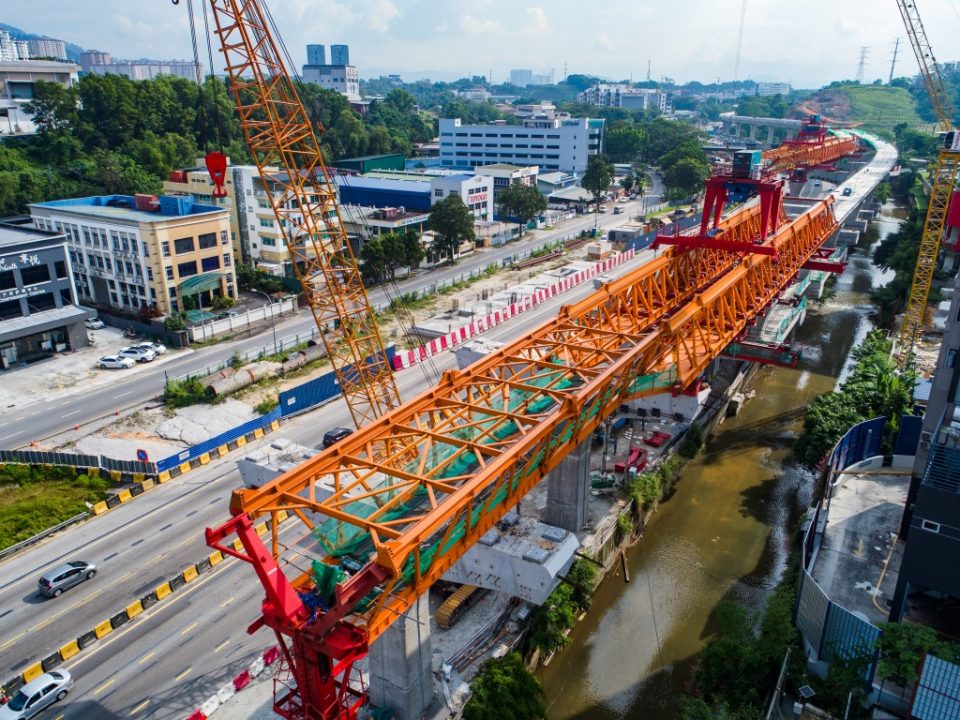 Kerja-kerja pembinaan segmen pratuang di tapak Stesen MRT Damansara Damai.