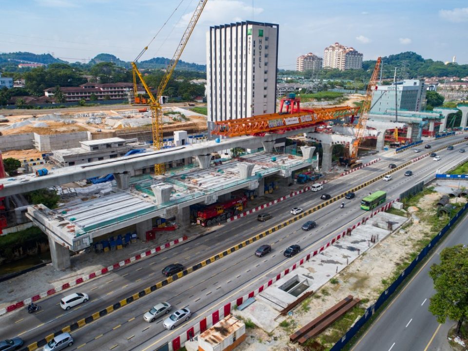 Kerja-kerja pembinaan segmen pratuang sedang berjalan di tapak Stesen MRT Sri Damansara Barat.
