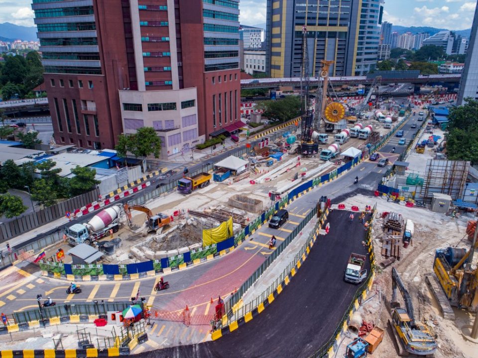 Pandangan udara aktiviti-aktiviti pembinaan di tapak Stesen MRT Kampung Baru Utara.