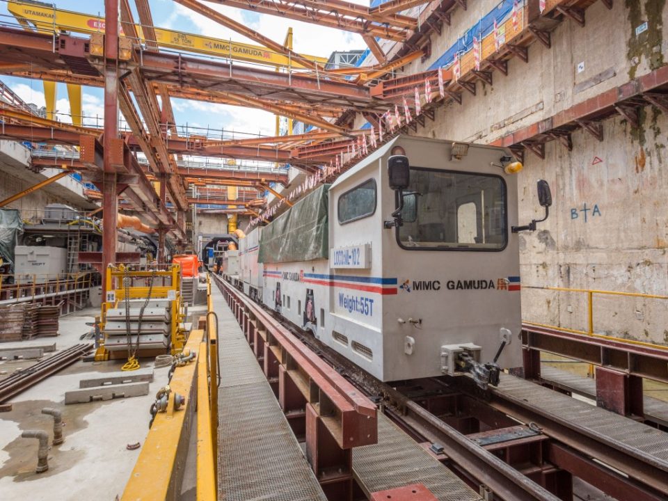 Keretapi lokomotif yang digunakan untuk mengangkut bahan dan bekalan untuk kerja terowong di Syaf Penyelenggaraan 1/ Lintasan Hospital Kuala Lumpur.