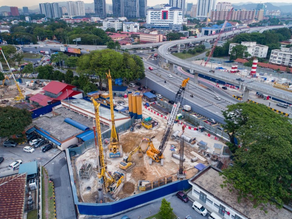 Pandangan atas tapak Stesen MRT Hospital Kuala Lumpur menunjukkan kerja-kerja pemasangan cerucuk gerek sekan sedang dijalankan di Adit A.