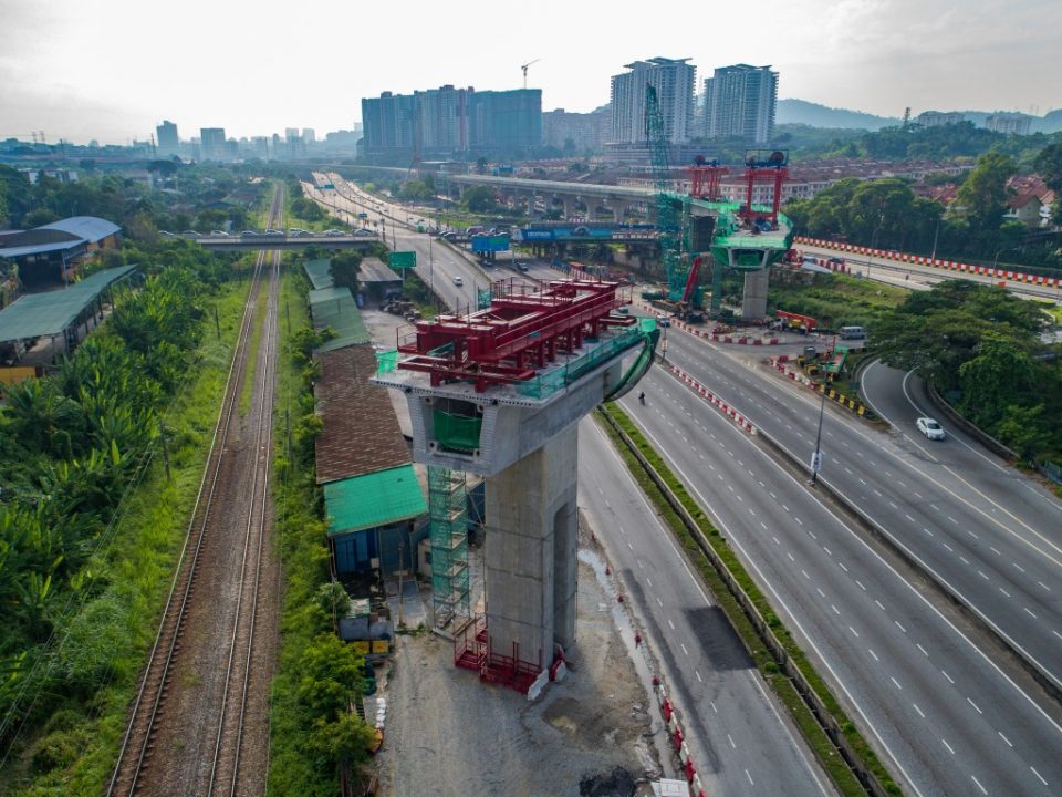 Pembinaan segmen pratuang lintasan rentang panjang sedang dijalankan berhampiran dengan tanjakan ke Tol Sungai Buloh