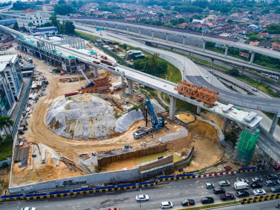 Dinding penahan konkrit bertulang sedang dibina di tapak Stesen MRT Sri Damansara Timur