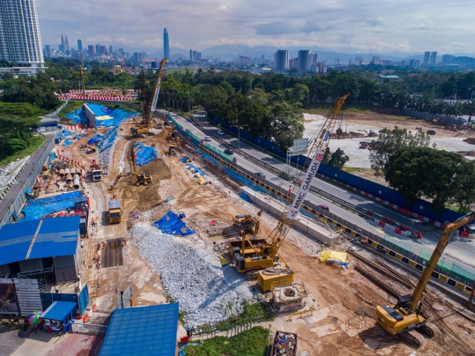 Pandangan udara tapak Portal Selatan menunjukkan kerja-kerja rasuk penukup sedang dijalankan.