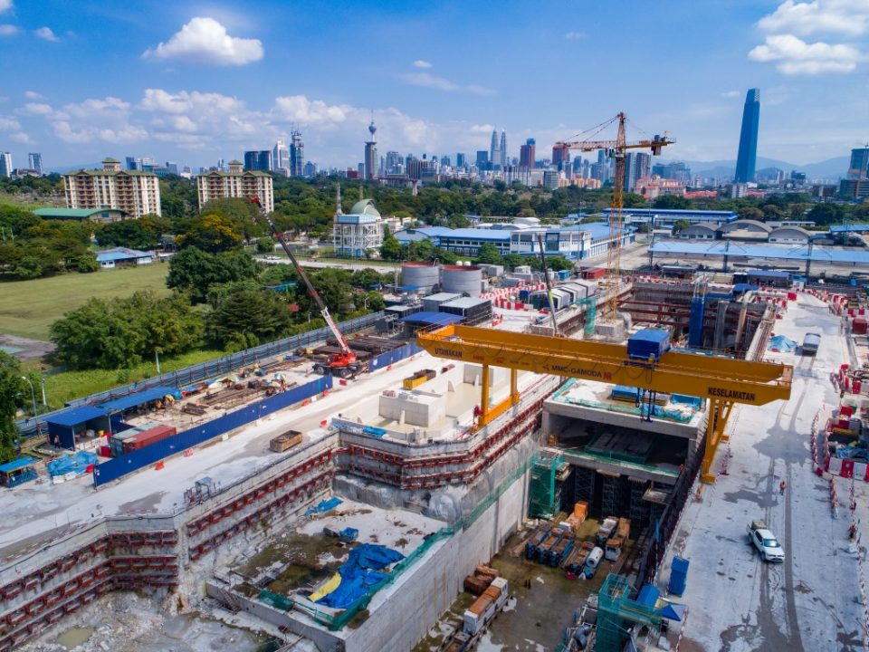 Pandangan atas tapak pembinaan Stesen MRT Bandar Malaysia Utara menunjukkan kerja-kerja pengukuhan utama sedang berjalan.