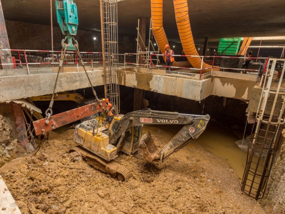 Pandangan kerja-kerja penggalian di bawah tahap plenum di tapak Stesen MRT Bandar Malaysia Selatan.