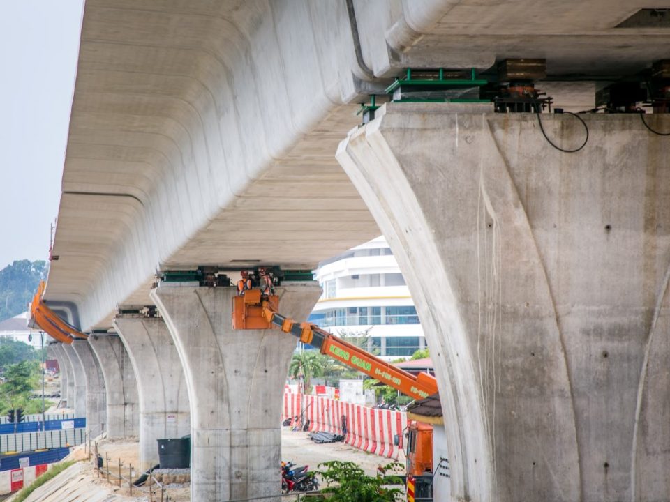 Pandangan persediaan galas untuk penurapan dan penjajaran di tapak Stesen MRT Taman Equine.