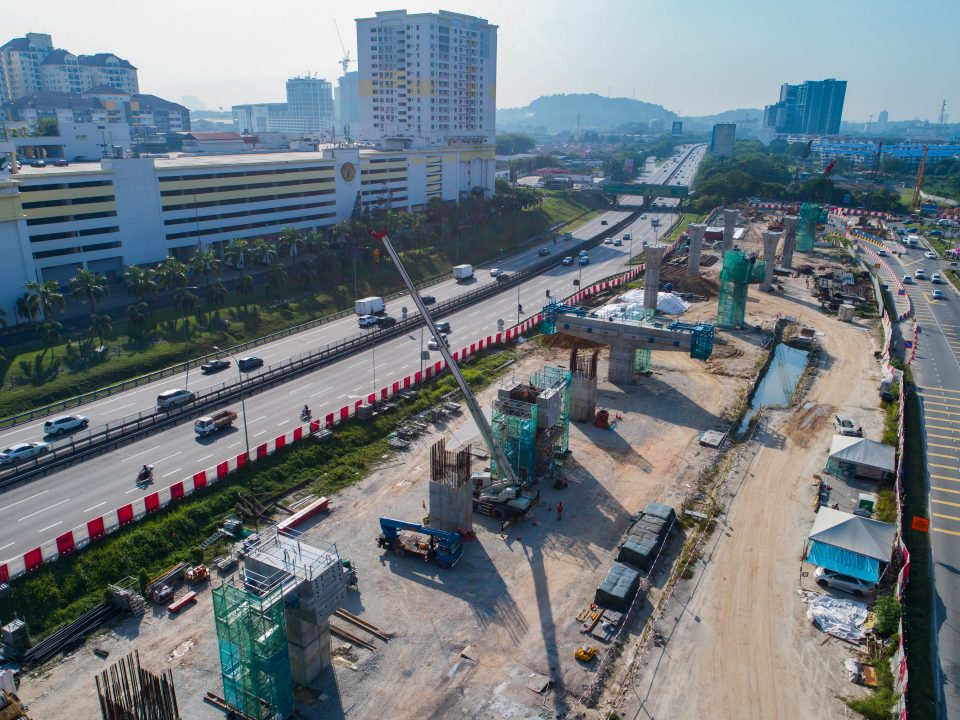 Pandangan kepala sesilang stesen sedang dibina di tapak Stesen MRT Serdang Raya Selatan.
