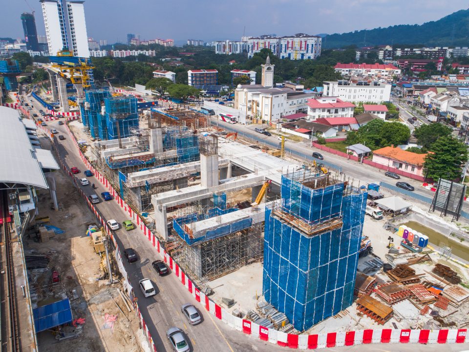 Pandangan pembinaan galang kekotak bersegmen serta pemasangan rebar untuk rasuk aras ruang legar dan kepala tiang di tapak Stesen MRT Sungai Besi. Turut kelihatan ialah kerja-kerja konkrit untuk kepala tiang