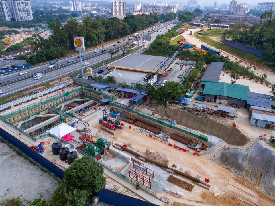 Kerja-kerja terowong mikro sedang dijalankan di laluan bawah berhampiran Lebuhraya KL-Seremban.