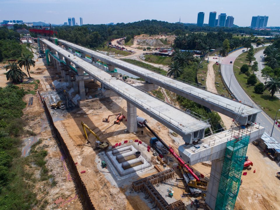 Kerja-kerja pelancaran galang kekotak bersegmen siap di tapak Stesen MRT Cyberjaya City Centre.