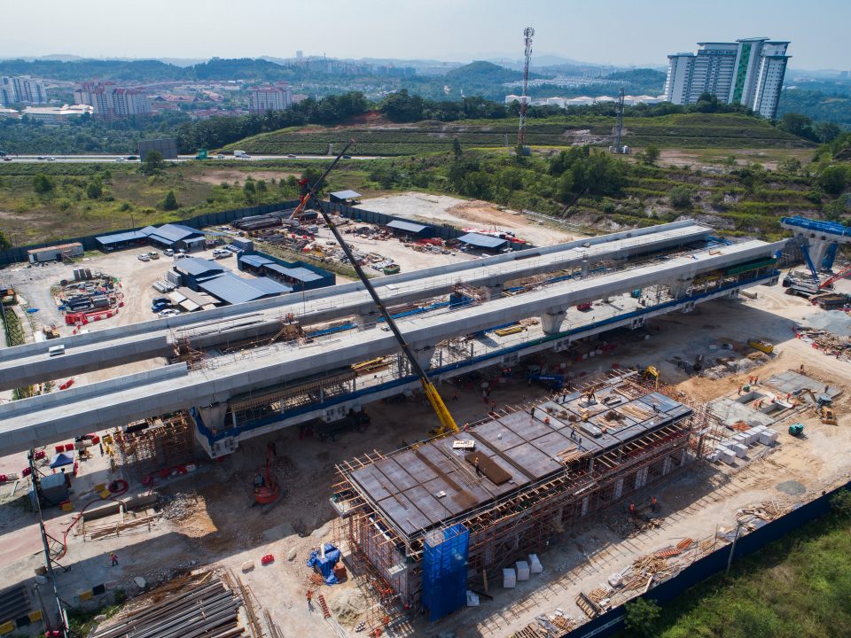 Kerja-kerja mekanikal dan elektrikal serta arkitek rancak dijalankan di Stesen MRT 16 Sierra.