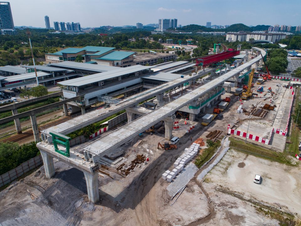 Pandangan udara kerja-kerja pelancaran galang kekotak bersegmen berjaya disiapkan di tapak Stesen MRT Putrajaya Sentral.