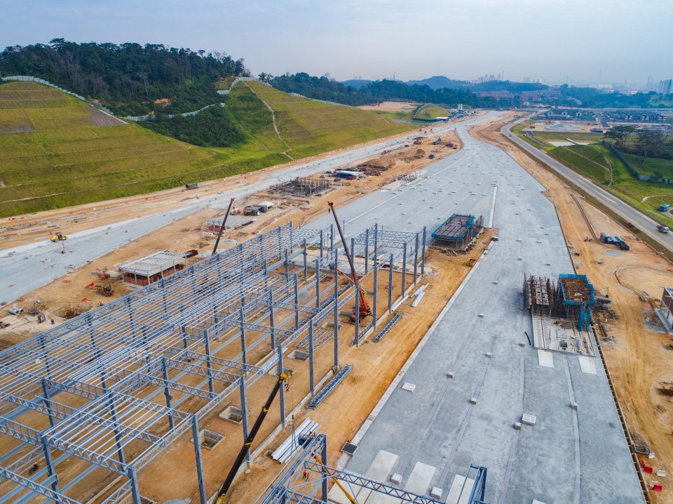 Pandangan struktur besi kawasan simpanan keretapi untuk lapik bumbung di tapak Depoh Serdang.