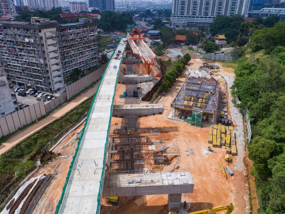 Kerja-kerja pelancaran galang kekotak bersegmen dan aras ruang legar stesen sedang berjalan di tapak Stesen MRT Taman Naga Emas.