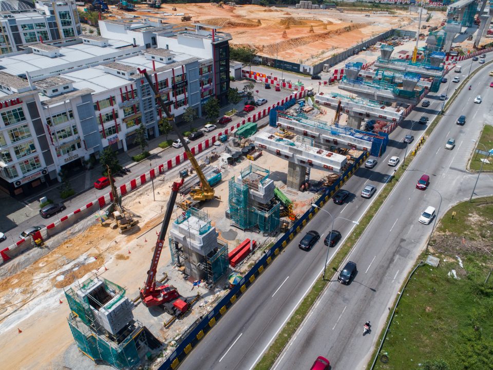Pandangan udara persediaan kepala tiang berbentuk cendawan dan segmen tiang di tapak Stesen MRT Taman Putra Permai.