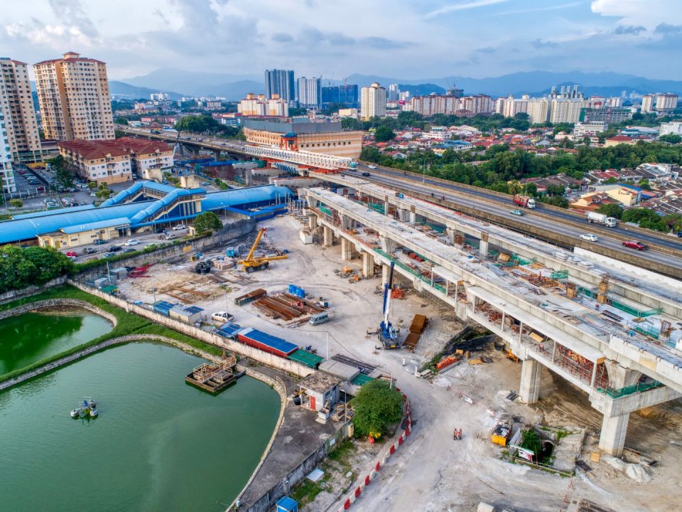 Rasuk, papak dan tiang siap dibina di aras ruang legar sementara kerja-kerja pembinaan rasuk dan papak sedang dijalankan di aras tengah stesen di tapak Stesen MRT Kepong Sentral.