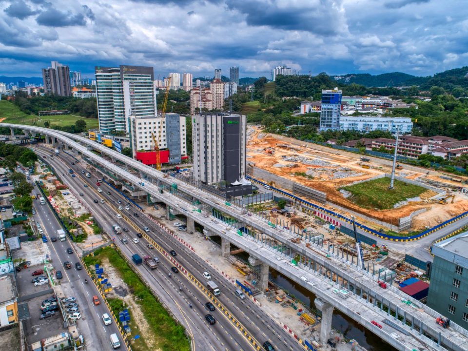 Papak trek sedang dibina di tapak Stesen MRT Sri Damansara Barat.