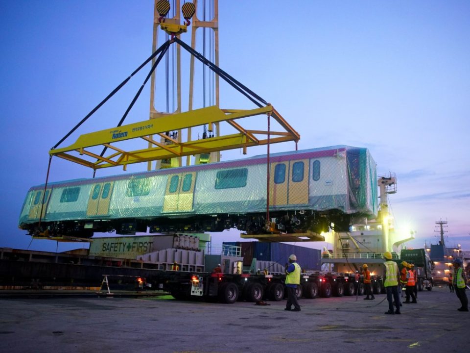 DIALIHKAN: Gerabak penumpang tren lengkap dipasang bagi MRT Laluan Sungai Buloh-Serdang-Putrajaya sedang dialihkan dari kapal MV Genius Star III dengan menggunakan pelantar penyebar.