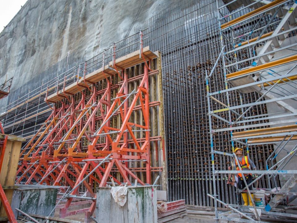 Kerja-kerja pemasangan acuan dan rebar sedang berjalan di tapak Stesen MRT Chan Sow Lin.