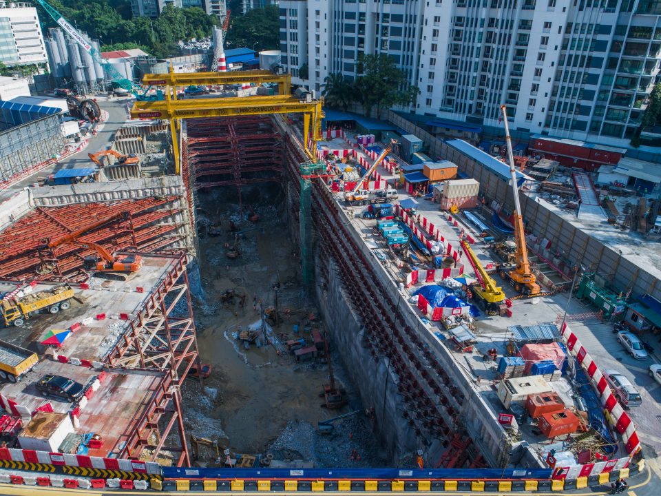 Pandangan atas tapak Stesen MRT Conlay menunjukkan aktiviti-aktiviti pembersihan tanah dan pemasangan rebar sedang berjalan.