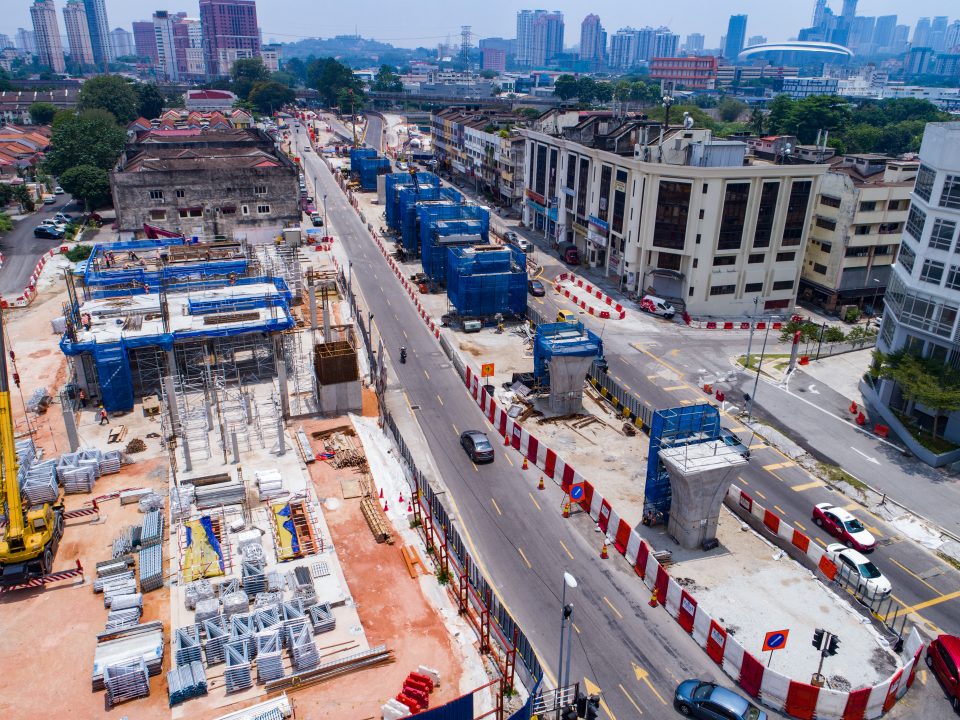 Pandangan aktiviti pelancaran kerja-kerja ulir dan penegasan sedang berjalan serta pembinaan bangunan stesen di tapak Stesen MRT Kentomen.