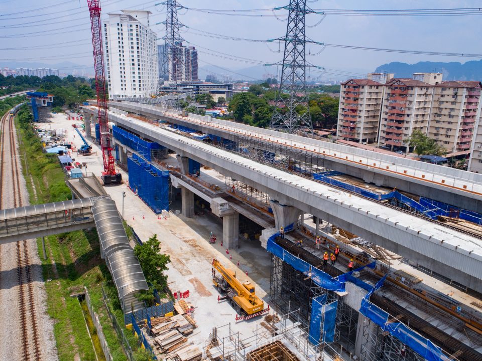 Pandangan pembinaan perancah serta memasang pelindung bucu dan kerja-kerja rebar di aras ruang legar Stesen MRT Kampung Batu.