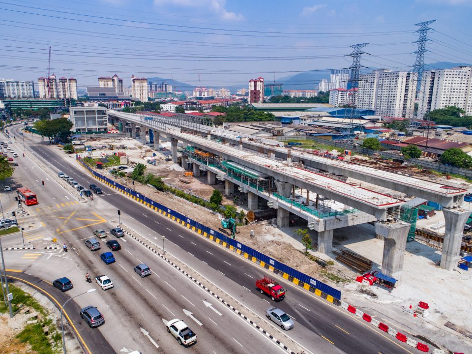 Pandangan pembinaan tiang bagi aras ruang legar Stesen MRT Jinjang sedang berjalan.