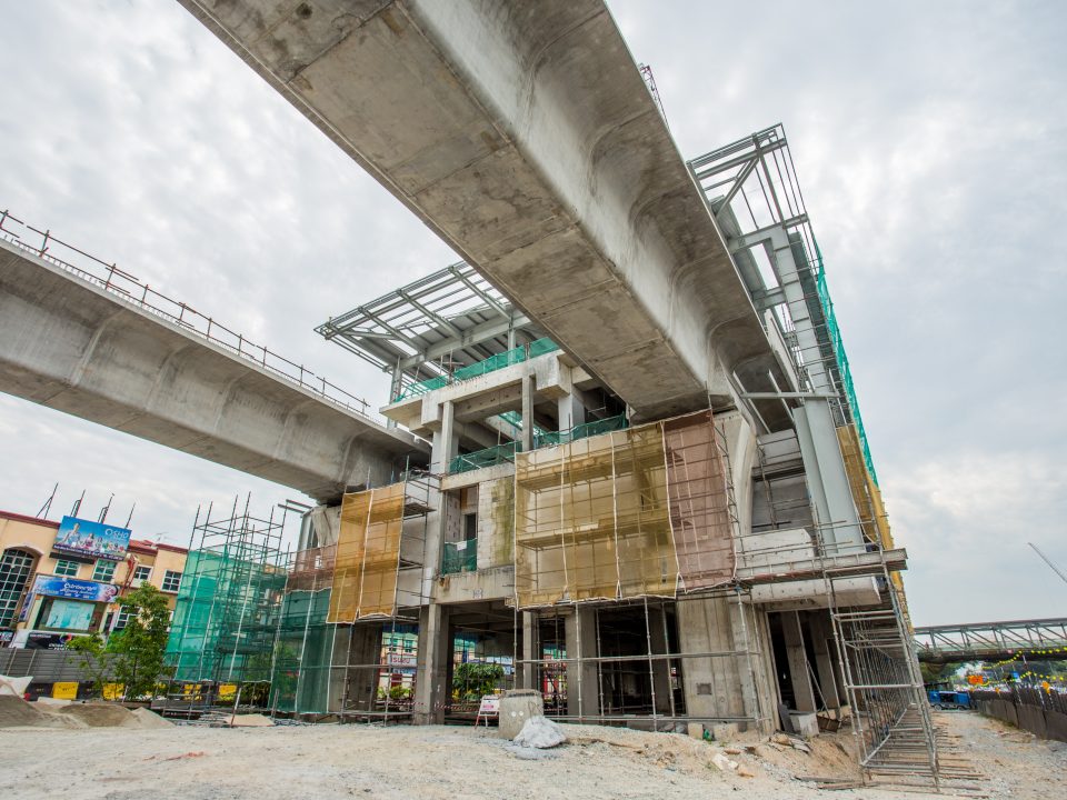 Pemasangan lapik bumbung berjaya disiapkan untuk memastikan kekangan air di kekotak Stesen MRT Kepong Baru.