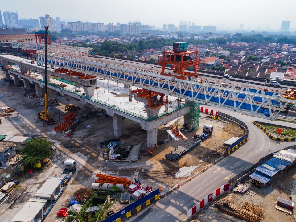Pelancaran galang kekotak bersegmen sedang berjalan menggunakan gantri pelancar dari Stesen MRT Kepong Sentral.