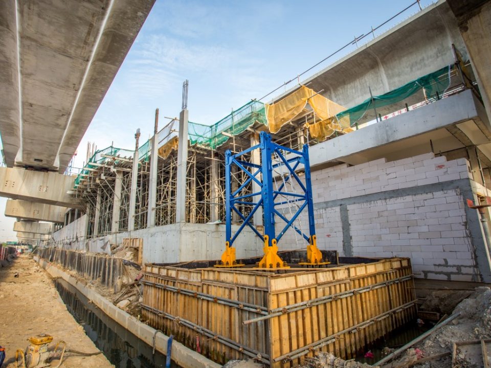 Kerja-kerja asas bagi kren menara sedang berjalan di tapak Stesen MRT Metro Prima.