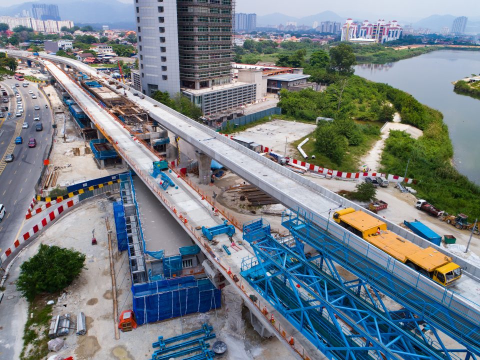 Pandangan pemasangan dinding parapet di tapak Stesen MRT Sri Delima.