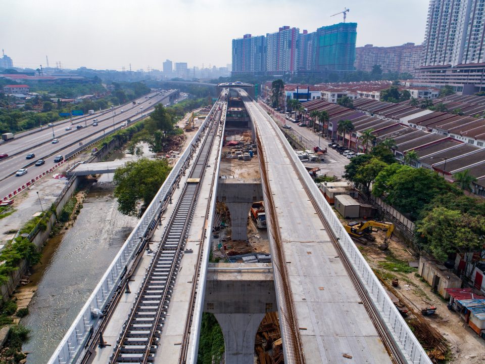 Pandangan udara pembinaan ketapak landasan kereta api di tapak Stesen MRT Damansara Damai.