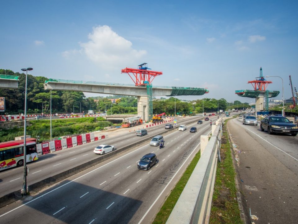Pandangan pembinaan galang kekotak bersegmen untuk rentangan terpanjang bagi Laluan Sungai Buloh-Serdang-Putrajaya, menyeberangi Jalan Kuala Selangor, berhampiran Sekolah Antarabangsa IGB